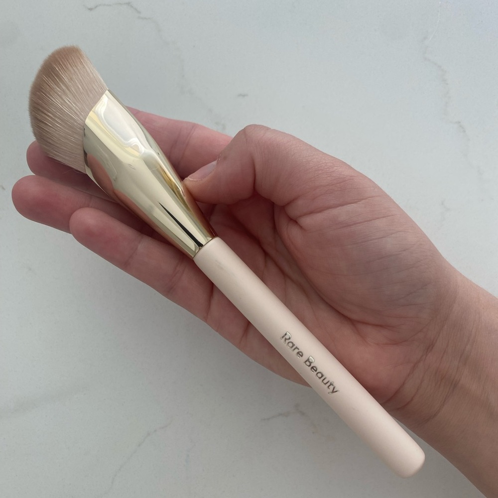 RARE BEAUTY - Liquid Touch Foundation Brush